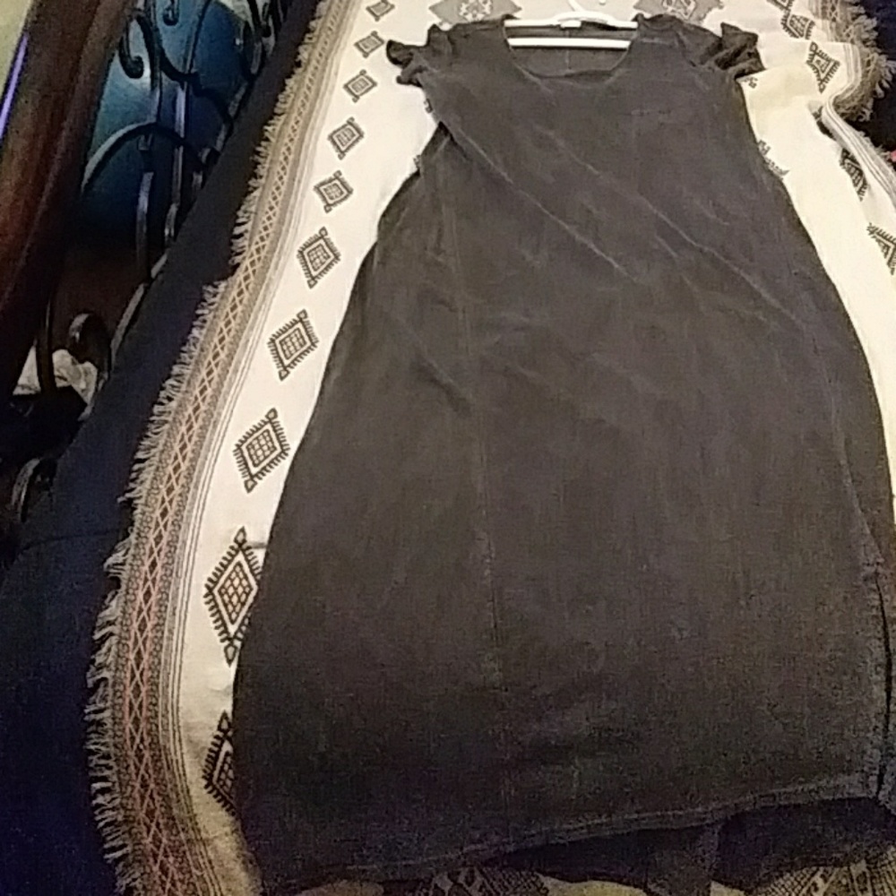 Cute grey dress.